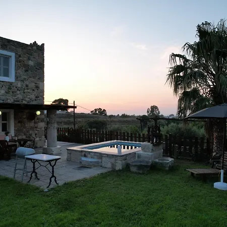 Traditional With Swimming Pool, Lawn Yard And Bbq Вилла