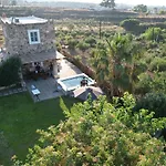 Traditional With Swimming Pool, Lawn Yard And Bbq *