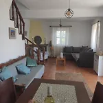 Vila Traditional With Swimming Pool, Lawn Yard And Bbq