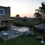 Traditional With Swimming Pool, Lawn Yard And Bbq Kos