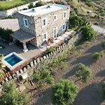 Traditional With Swimming Pool, Lawn Yard And Bbq Kos
