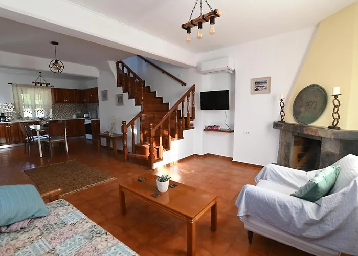 Traditional With Swimming Pool, Lawn Yard And Bbq * Kosz