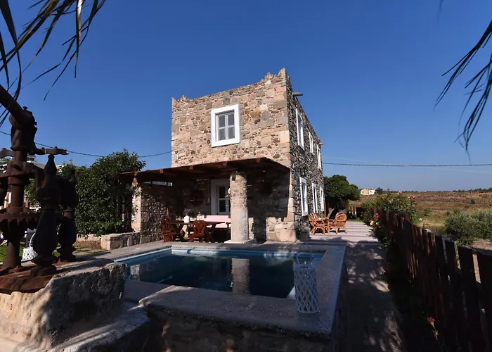 Villa Traditional With Swimming Pool, Lawn Yard And Bbq