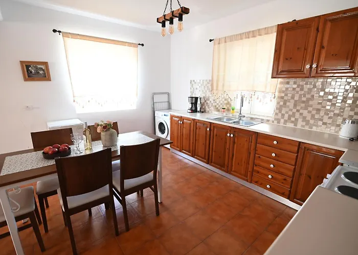 Traditional With Swimming Pool, Lawn Yard And Bbq * Kosz