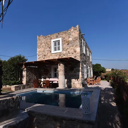 Villa Traditional With Swimming Pool, Lawn Yard And Bbq