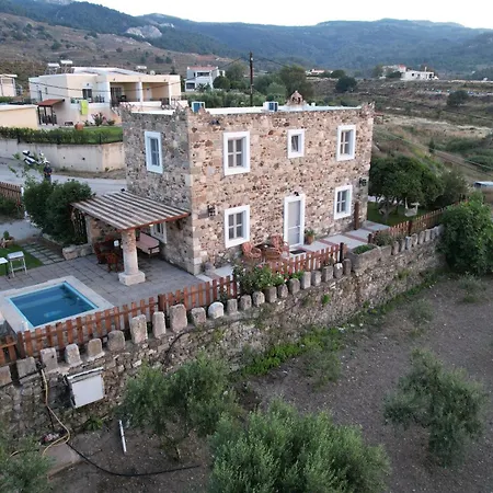 Traditional With Swimming Pool, Lawn Yard And Bbq *