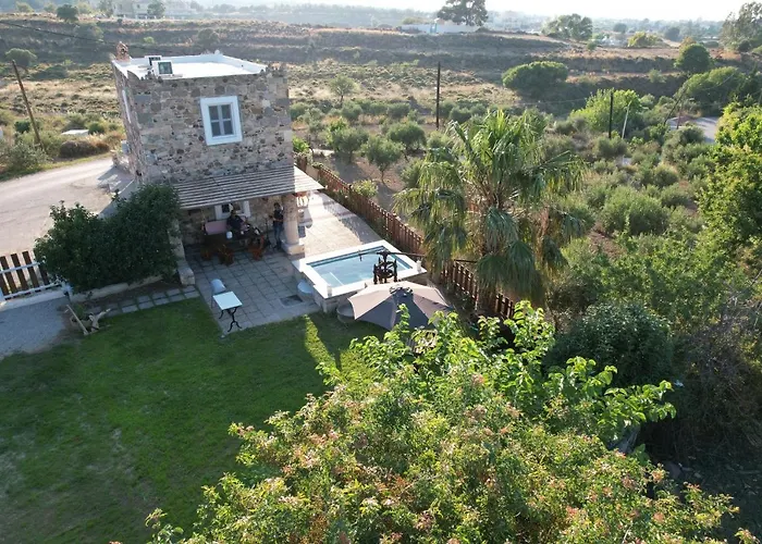 Traditional With Swimming Pool, Lawn Yard And Bbq *