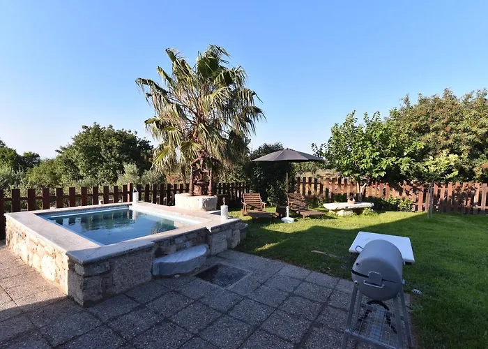 Traditional With Swimming Pool, Lawn Yard And Bbq *