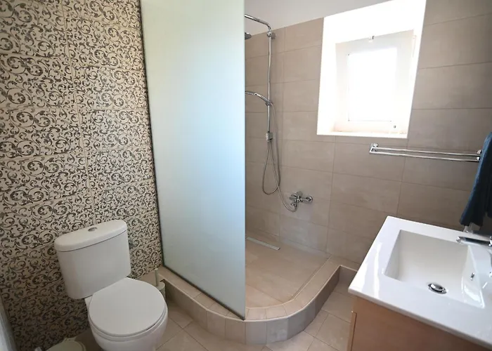 Traditional With Swimming Pool, Lawn Yard And Bbq 빌라