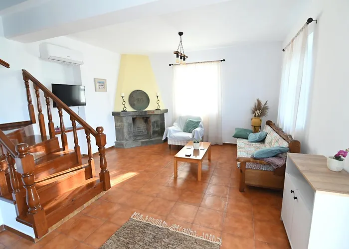 Traditional With Swimming Pool, Lawn Yard And Bbq