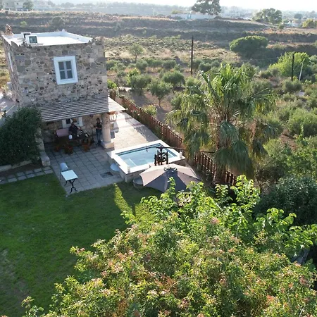 Traditional With Swimming Pool, Lawn Yard And Bbq *