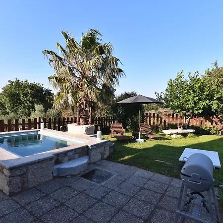 Traditional With Swimming Pool, Lawn Yard And Bbq *