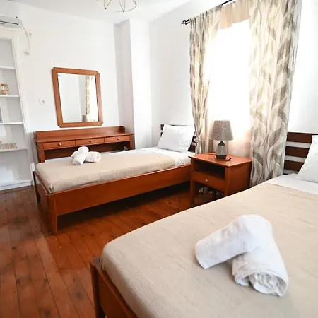 Traditional With Swimming Pool, Lawn Yard And Bbq