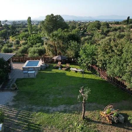 Traditional With Swimming Pool, Lawn Yard And Bbq ヴィラ コス・タウン