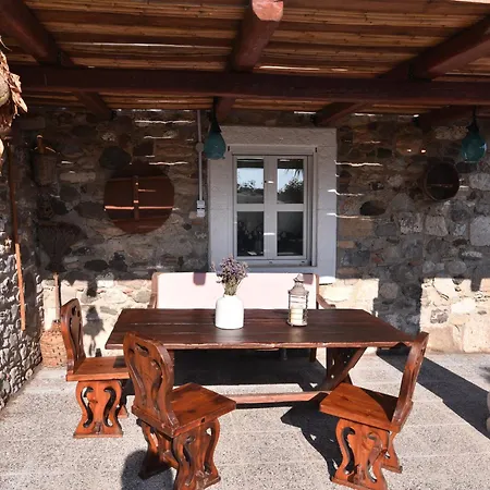 Villa Traditional With Swimming Pool, Lawn Yard And Bbq