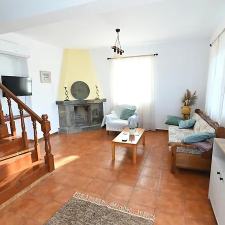 Traditional With Swimming Pool, Lawn Yard And Bbq