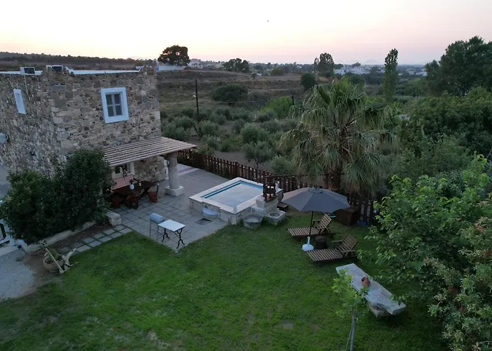 Вилла Traditional With Swimming Pool, Lawn Yard And Bbq