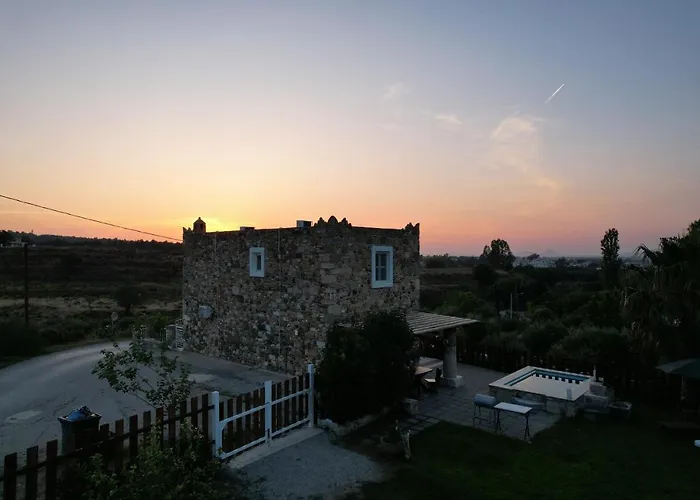Traditional With Swimming Pool, Lawn Yard And Bbq Villa
