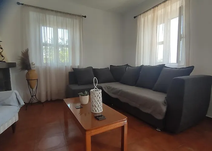 Traditional With Swimming Pool, Lawn Yard And Bbq Вилла *