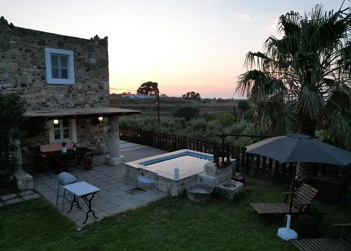 Traditional With Swimming Pool, Lawn Yard And Bbq Кос