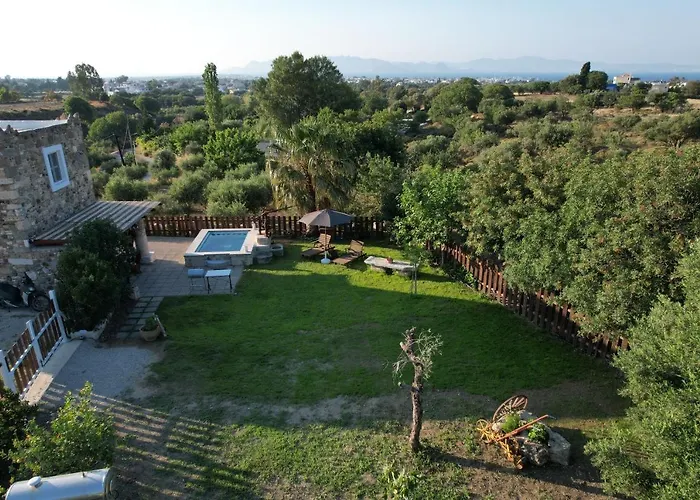 Traditional With Swimming Pool, Lawn Yard And Bbq Вилла Кос