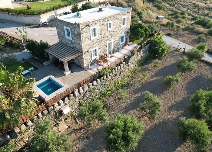 Traditional With Swimming Pool, Lawn Yard And Bbq Kos